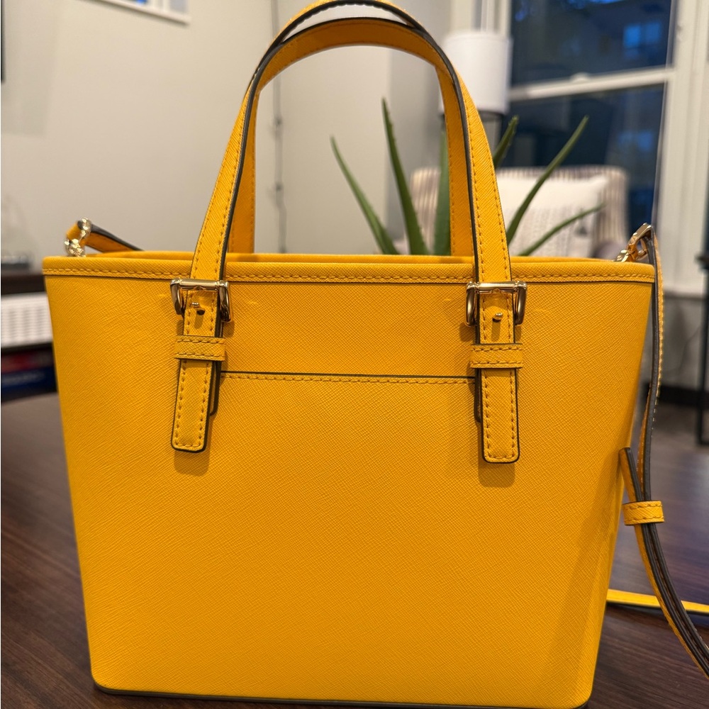 Michael Kors Jet Set Tote - Picture 2 of 6
